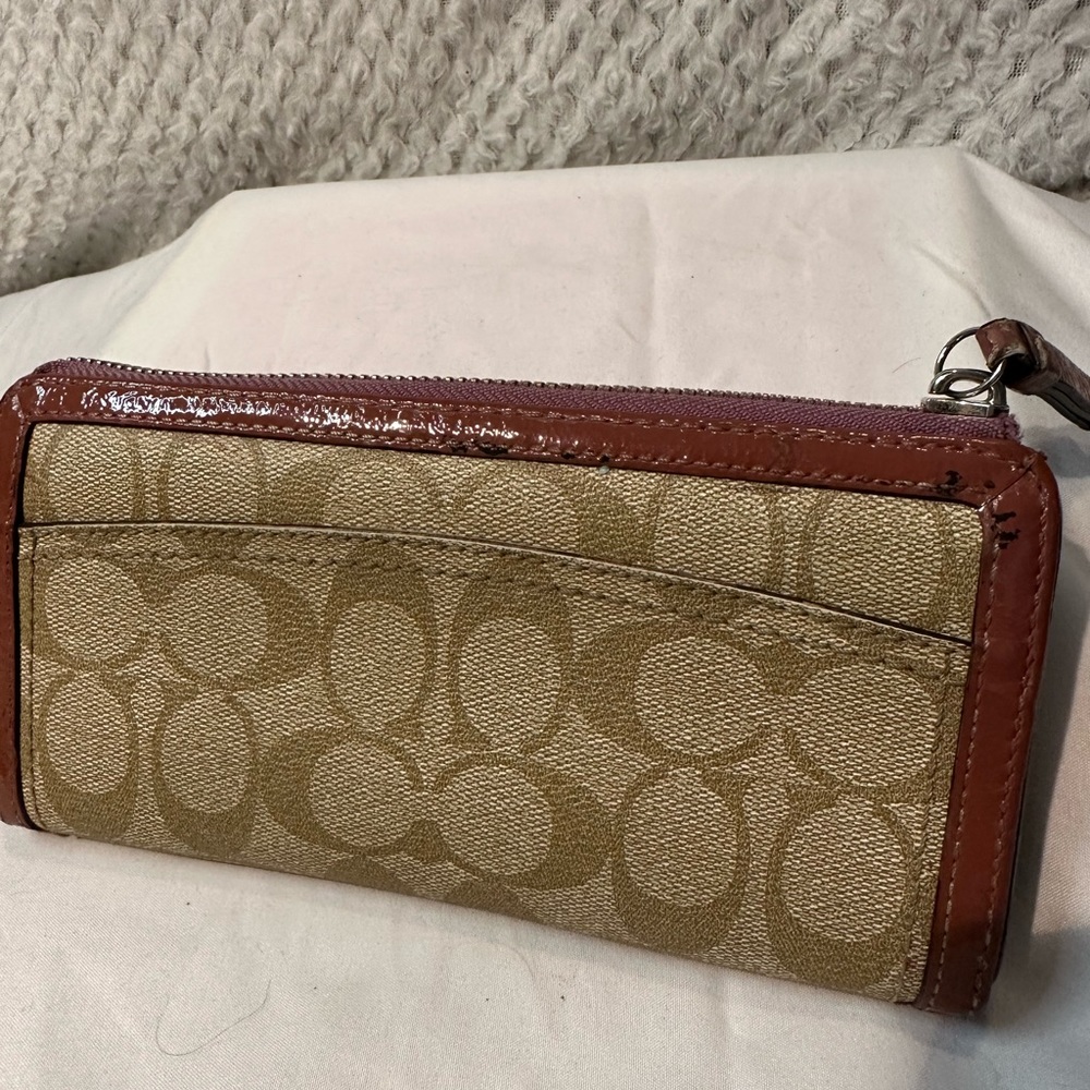 Authentic  Signature Coach Wallet - Picture 2 of 13